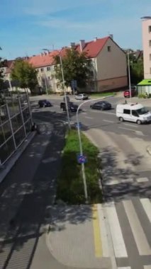 Video, iki yönde de giden arabaların olduğu işlek bir caddenin görüntüsüyle başlıyor. Kamera sağa dönüyor, bir benzin istasyonu ve arka planda büyük bir bina gösteriyor. Kamera sonra yana yatar.