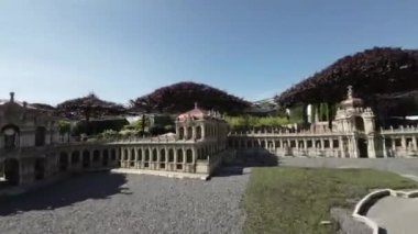 Dünyanın en büyük model demiryolu olan Miniatur Wunderland 'a hoş geldiniz. Almanya' nın Hamburg şehrinde yer alıyor. Bu inanılmaz minyatür dünyada inanılmaz detaylı modeller, ünlü simgeler, şehirler