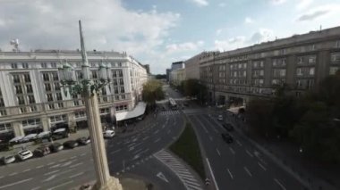 Polonya 'nın Varşova kentindeki Kültür ve Bilim Sarayı' ndan alınan bu hızlandırılmış video, şehrin ana caddesini, Marszakowska Caddesini ve çevresini gösteriyor. Video şehrin görüntülerini kaydediyor.