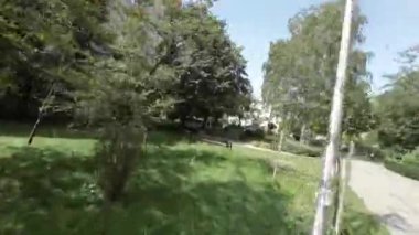 Parkta birinci şahıs görüntülü bir FPV uçuşu. Video, insansız hava aracı perspektifinden çekildi ve park ağaçları, çiçekler ve diğer özelliklerin benzersiz bir görüntüsünü sağlıyor. Video rahatlatıcı.