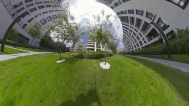 Bu, modern bir apartman kompleksinin 360 derecelik video turu. Videoda yemyeşil çimenler, ağaçlar ve çiçekler de dahil olmak üzere güzel peyzajlar sergileniyor. Video aynı zamanda görüntülere bir göz atma olanağı sağlıyor.