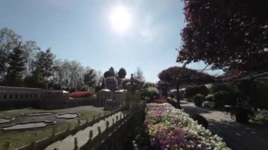 Almanya 'nın Hamburg kentindeki ünlü Minyatür Harikalar Diyarı' nın büyüleyici bir video turnesiyle büyüleyici minyatür sanatları dünyasına doğru bir yolculuğa çıkın. Dehşete düşmeye hazır ol.