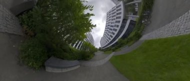 Bu, modern cam ve beton binalarla çevrili güzel bir avluda yapılan 4 K UHD yürüyüş videosu. Video birinci şahıs perspektifinden çekiliyor ve izleyici ayyaşı görebiliyor.