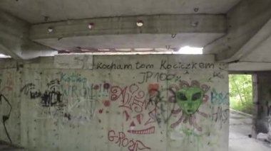 Bu FPV İlk İnsansız Hava Aracı görüntüsü sizi endüstriyel bir binanın terk edilmiş kalıntıları arasında bir yolculuğa çıkarıyor. Duvarlar graffitiyle kaplanmış, diğer taraflara biraz renk katıyor.