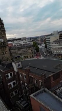 Sheffield Şehir Merkezi 'nin bu nefes kesici videosu şehrin simgesel simgelerine ve hareketli sokaklarına eşsiz bir perspektif sunuyor. Videoda şehirlerin zengin tarihi ve modern mimarisi yer alıyor.