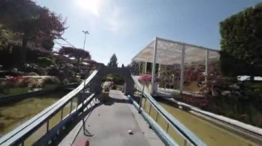 Bu, güzel bir Avrupa köyünün içinden geçen model bir tren yolculuğunun çarpıcı 4K videosu. Video, trenin köyü dolaşırken, çeşitli yönlerden geçtiği perspektiften çekildi.