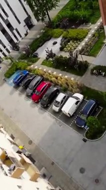 Bu büyüleyici video şehir ortamının kapsamlı bir araştırmasını sunuyor. Konut binalarının, park yerlerinin ve yeşil Cour 'un huzur veren güzelliğinin detaylarını derinlemesine inceliyor.