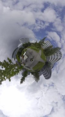 Bu hızlandırılmış video işlek bir şehir caddesini eşsiz bir perspektiften gösteriyor. Kamera caddenin yukarısına yerleştirilmiş, ve video hızlandırılmış, bu da caddenin küçük olduğu yanılgısını yaratıyor.