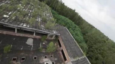 Bu FPV insansız hava aracı görüntüsü sizi terk edilmiş bir fabrikaya götürüyor. Fabrika bir ormanda yer almaktadır ve ağaçlarla çevrilidir. İnsansız hava aracı fabrikanın içinden uçarak...