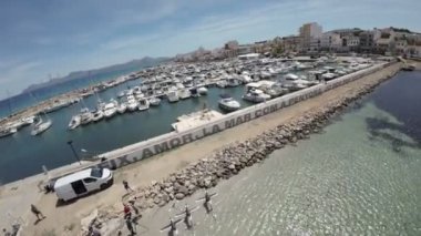 Video, bir Akdeniz kasabasındaki pitoresk bir limanın geniş açılışıyla başlıyor. Liman, küçük balıkçı teknelerinden büyük yatlara kadar çeşitli boyutlarda teknelerle dolu. Tekneler kenetlendi.