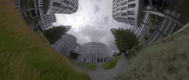 Bu 4K hızlandırılmış video modern bir şehirde bulutlu bir günün güzelliğini yakalıyor. Videoda şehir gökdelenleri, işlek sokaklar ve yemyeşil parkların çarpıcı görüntüleri yer alıyor. Video bu iş için mükemmel.