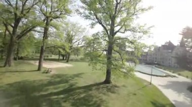 Bu nefes kesici hava görüntüsü sizi Almanya 'nın Bavyera Alpleri' ndeki büyüleyici Neuschwanstein Kalesi 'ne götürüyor. Video, kalenin geniş panoramik görüntüsüyle açılıyor.