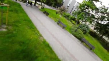 Video, Polonya 'nın Opole kentindeki bir parkta yapılan yürüyüşün birinci şahıs görüntüsünü sağlıyor. Park ağaçlar, çalılar ve çiçekler de dahil olmak üzere yemyeşil ile doludur. Merkezde bir çeşme var.