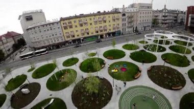 Opole Gwne tren istasyonu ve çevresinde kapsamlı bir hava turu. Video, istasyonların, platformların, rayların ve yakınlardaki binaların kuş bakışı görüntüsünü sağlıyor.