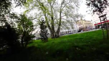 Muhteşem bir parkta rahatça dolaşın ve doğa manzarasının ve seslerinin tadını çıkarın. Bereketli yeşil ağaçlar, renkli çiçekler ve sakin bir gölet huzurlu ve huzurlu bir atmosfer yaratır.