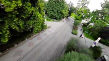 Bu büyüleyici video, Polonya 'nın çarpıcı Opole kentinin kuş bakışı görüntüsünü sunuyor. Yolculuk şehrin ana meydanının büyüleyici bir görüntüsüyle başlıyor. Canlı atmosferini gösteriyor.