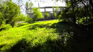 Huzur dolu bir parkın bu büyüleyici videosuyla kendinizi doğanın sükunetine bırakın. Yumuşak güneş ılık bir parıltı saçar ve yemyeşil yaprakların arasından süzülürken resimsel bir manzara yaratır.
