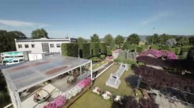 Bu video sizi çeşitli renkli çiçekler ve ilginç özellikleri olan güzel bir bahçe turuna çıkarıyor. Güller, laleler ve zambaklar da dahil olmak üzere çok çeşitli çiçekler göreceksiniz.