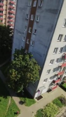 Bu video bir şehir parkında kısa bir yürüyüş. Park bir yerleşim bölgesinde yer almaktadır ve apartman binalarıyla çevrilidir. Park iyi bakılmış ve çeşitli konforlara sahip.