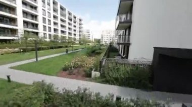 Bu video, Polonya 'nın Varşova kentindeki güzel ve modern apartmanları gösteriyor. Binalar yemyeşil ile çevrili ve şehrin çarpıcı manzarasını sunuyorlar. Video onlar için mükemmel.