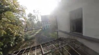 Bu video sizi terk edilmiş ve harap olmuş bir hastaneye doğru sürüklüyor. Bir zamanların hareketli tıbbi tesisi artık harabe halinde. Boya soyma, kırık camlar ve dağınık enkaz parçaları.