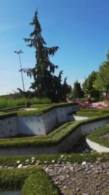 Sizi büyüleyici bir minyatür parkta büyüleyici bir yolculuğa çıkarırken harikalar diyarına dalın. Videomuz size eşsiz bir bakış açısı sunuyor, karmaşık ayrıntıları keşfetmenize olanak sağlıyor ve