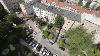 Bu büyüleyici hava görüntüsü hareketli bir şehrin nefes kesici bir görüntüsünü sunuyor. Video şehrin panoramik bir görüntüsüyle açılıyor. Etkileyici siluetini ve canlı enerjisini gözler önüne seriyor.
