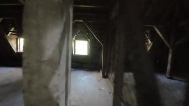 Bu video sizi, unutulmuş ve çürümeye terk edilmiş eski bir evin ürkütücü ve büyüleyici kalıntılarına götürüyor. Gıcırdayan koridorlarda ve harap olmuş odalarda yürürken,