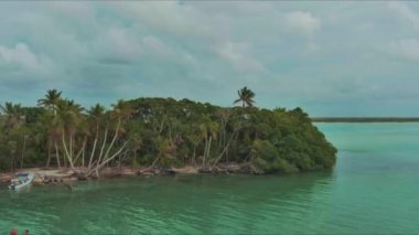 Gözlerden uzak bir adanın saklı mücevherini ortaya çıkarırken büyüleyici bir tropikal cennete doğru yolculuğa çıkın. Hava keşiflerimiz sizi nefes kesen bir tura çıkarıyor. Adanın el değmemiş güzelliklerini sergiliyorsunuz.