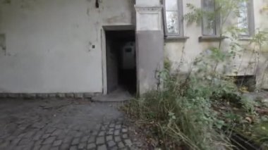 Terk edilmiş ve esrarengiz bir malikanede, geçmişin sırlarının yıkılan duvarları arasında saklı olduğu heyecanlı yolculuğumuzda bize katılın. Bu büyüleyici video sizi sanal bir keşfe çıkarıyor.
