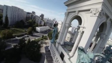 Polonya, Varşova 'nın büyüleyici güzelliğini bu nefes kesici FPV insansız hava aracı görüntüsüyle yaşayın. Bu video sizi şehrin göbeğinde keyifli bir yolculuğa çıkarıyor.