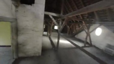 Bu video sizi terk edilmiş ve aşırı gelişmiş bir malikaneye götürüyor. Gizli sırlarını ve unutulmuş hikayelerini ortaya çıkarıyor. Büyük giriş salonundan ürkütücü tavan arasına kadar her oda bir...
