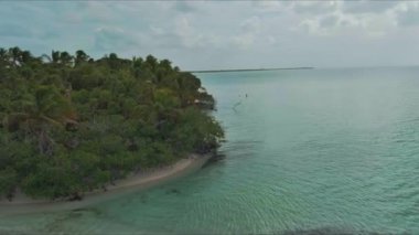 Karayip Denizi 'nde yuva yapmış tropik bir cennet olan Roatan' ın büyüleyici güzelliğine dalın. Bu hayranlık uyandıran ada el değmemiş beyaz kumlu plajlarıyla kristal berrak sularıyla bizi çağırıyor.