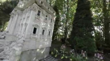 Dünyanın dört bir yanından çeşitli ünlü simgelerin yer aldığı minyatür bir parkın detaylı bir turu. Park, sembolik binalar, anıtlar ve doğal manzaraların karmaşık bir şekilde yeniden oluşturulmasını içeriyor.