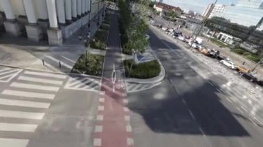 Polonya 'nın Varşova kentindeki bir parktan geçen birinci şahıs görüntüsü. Video bir insansız hava aracının perspektifinden çekildi ve parkların birçok özelliğinin eşsiz bir görüntüsünü sağlıyor. İnsansız hava aracı uçuyor