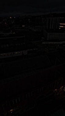 Sheffield, İngiltere 'nin bu nefes kesici gece hava görüntüsü şehrin canlı enerjisini ve çarpıcı mimarisini gözler önüne seriyor. Tarihi Barış Bahçeleri 'nden modern Crucible Tiyatrosu' na kadar bu video...