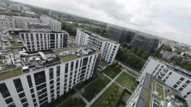 Varşova 'nın bu nefes kesen hava turu, aralarında Kültür ve Bilim Sarayı, Varşova Spire ve Ulusal Stadyumu' nun da bulunduğu en ikonik kent simgelerinin kuş bakışı görüntüsünü sunuyor. Tıbbı içeri al