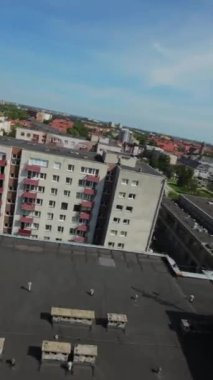 Video, her iki tarafında arabaların park edildiği işlek bir caddenin görüntüsüyle başlıyor. Kamera daha sonra büyük bir apartmanı ortaya çıkarmak için geri dönüyor. Bina grafiti ile kaplı. Kamera yakınlaştırıyor.
