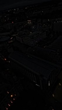 İngiltere 'nin Sheffield kentindeki bu nefes kesici gece hava turu şehrin canlı enerjisini ve çarpıcı simgelerini gözler önüne seriyor. Tarihi Barış Bahçeleri 'nden modern Crucible Tiyatrosuna kadar bir kuşunuz olacak.