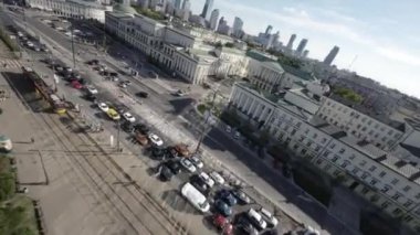 Bu nefes kesici FPV Birinci Şahıs Görüntüsü sizi Polonya 'nın canlı caddelerinde heyecanlı bir yolculuğa çıkarıyor. İkonik Kültür ve Bilim Sarayı 'ndan
