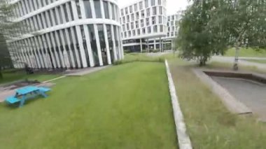 Bu videoda manzaralı bahçeler ve yürüyüş yolları olan modern bir ofis parkı sergileniyor. Park, çalışanlar ve ziyaretçiler için hoş ve rahatlatıcı bir ortam sağlamak üzere tasarlandı. Video.