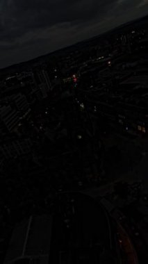 Kendini Sheffield 'ın şehir manzarasının büyüleyici cazibesine bırak, nefes kesici bir hava perspektifinden görüldüğü gibi. Bu büyüleyici video şehrin sembolik simgelerinin benzersiz bir görüntüsünü sunuyor.