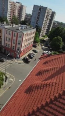 Bu nefes kesici insansız hava aracı görüntüsü sizi şehrin yukarısına doğru bir yolculuğa çıkarıyor, hareketli sokaklarına ve çarpıcı mimarisine benzersiz bir bakış açısı sağlıyor. Video düzgün hava çekimleri içeriyor.