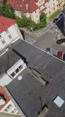 Bu büyüleyici hava videosu çarpıcı bir şehir manzarası sergiliyor. Yüksek apartmanlara, sakin parklara ve hareketli caddelere kuş bakışı bir bakış açısı sunuyor. Video bir süpürme ile başlıyor.