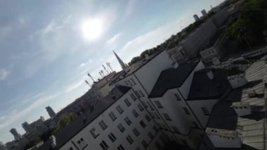 Bu nefes kesici FPV insansız hava aracı görüntülerinde Warsaw kentsel arazisi üzerinde uçmanın heyecanını yaşayın. Şehrin enerjik enerjisini yakalayan video sizi hareketli sokakların üzerinde bir yolculuğa çıkarıyor.