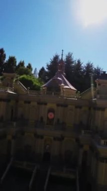 Sizi titizlikle hazırlanmış minyatür bir Avrupa şehrinde nefes kesici bir yolculuğa çıkarırken büyüleyici bir maceraya hazır olun. Karmaşık detaylar ve çarpıcı ayrıntılar karşısında hayrete düşmeye hazır olun.