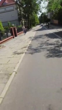 Şehirde yürüyüş yapmak için güzel bir gün. Güneş parlıyor, kuşlar ötüyor ve çiçekler açıyor. Şehir hayat ve enerji dolu ve her zaman görülecek yeni bir şey vardır.