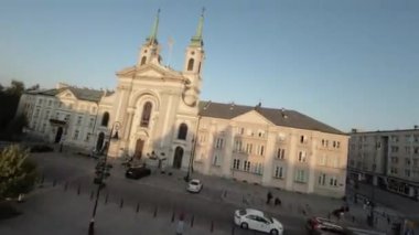 Polonya 'daki Varşova Ayaklanma Anıtı' nın bu FPV insansız hava aracı görüntüleri bu ikonik simgeye eşsiz bir bakış açısı sağlıyor. Polonya 'nın Varşova kentinde bulunan anıt, 194 Varşova Ayaklanmasının anısına dikildi.