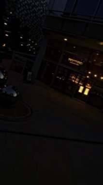 Bu şehirde bir gece yürüyüşünün kısa bir klibi. Yoğun bir caddede, insanların geçtiği bir yerde başlıyor ve sonra daha sessiz, daha meskun bir alana gidiyor. Video biraz karanlık, ama...