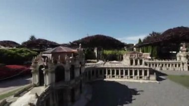 Hamburg, Almanya 'daki Miniatur Wunderland, dünyanın en büyük model demiryoludur. Sergide İsviçre Alpleri ve İtalyan Alpleri de dahil olmak üzere çeşitli şehir ve bölgelerin ayrıntılı minyatür yeniden yapılandırmaları yer alıyor.